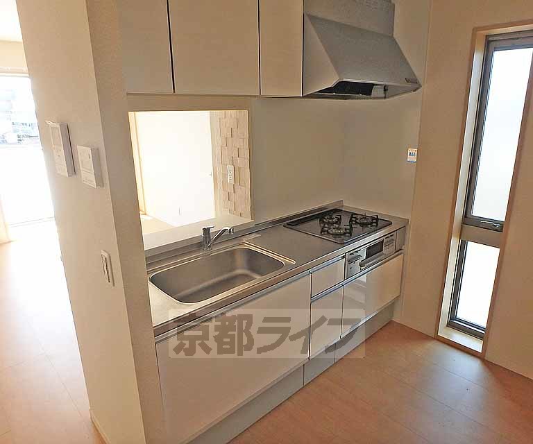 キッチン　壁に向かわず炊事ができます