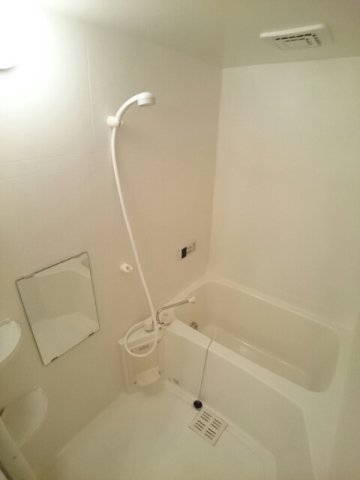 バス・シャワールーム　コンパクトで使いやすいお風呂です