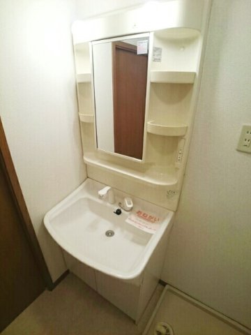 洗面設備　明るい洗面所です