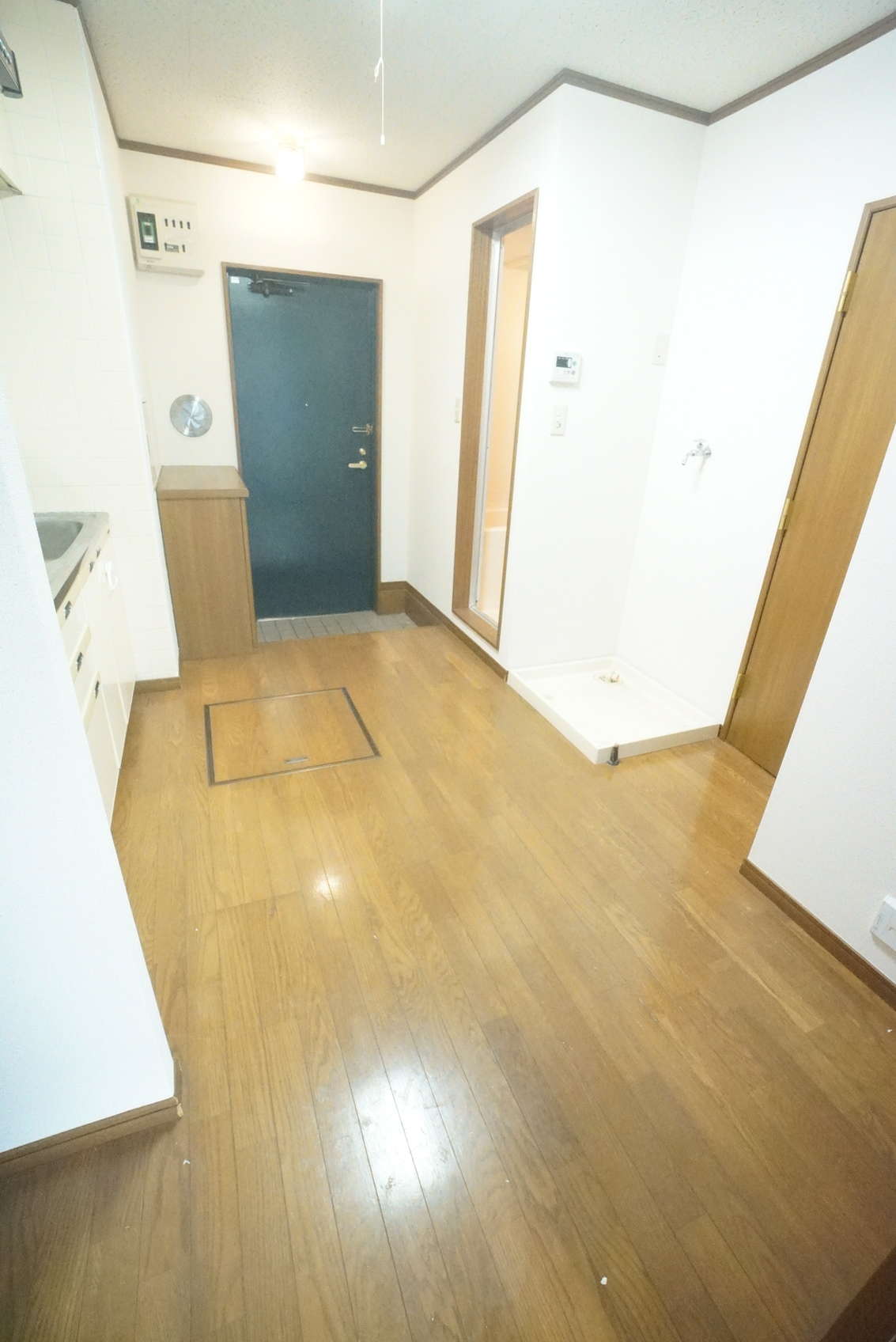 玄関　※同物件別号室の参考写真です。