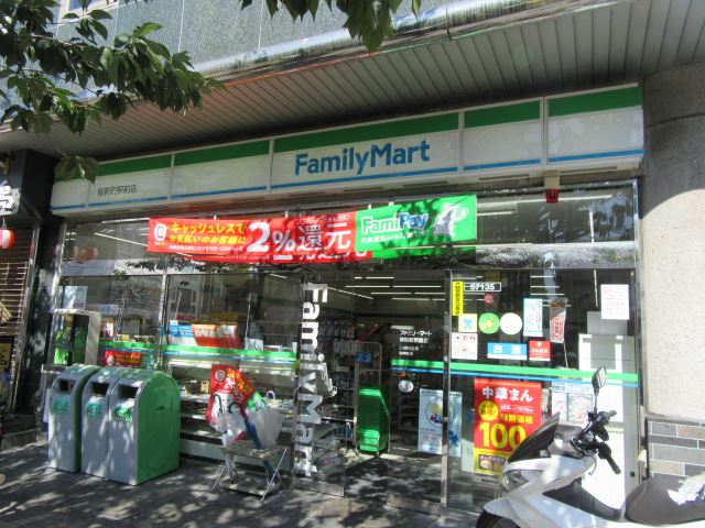 コンビニ　ファミリーマート（コンビニ）まで490m