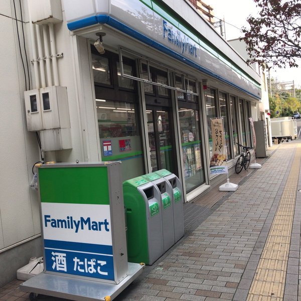 コンビニ　ファミリーマート阪急御影駅前店（コンビニ）まで124m