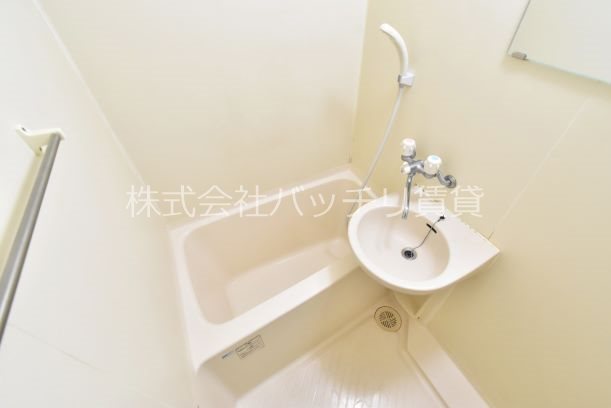 バス・シャワールーム　別号室写真の為現況を優先致します。