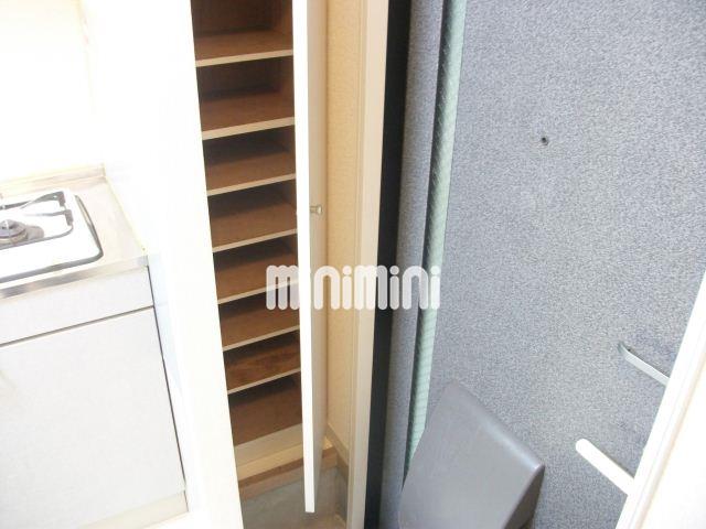 玄関　大きな下駄箱に注目