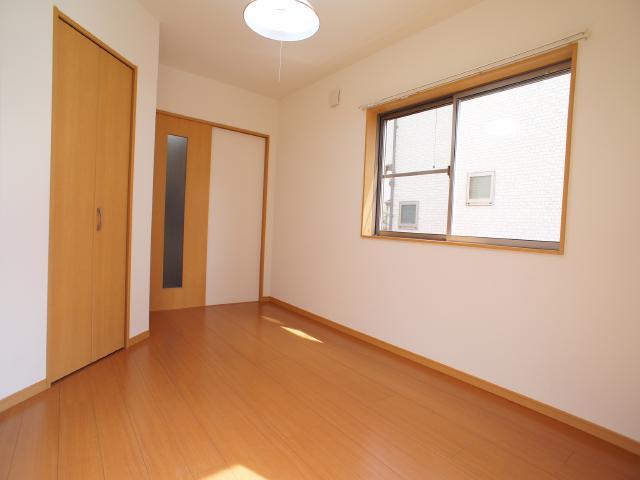 居室・リビング　落ち着いた色合いのお部屋です