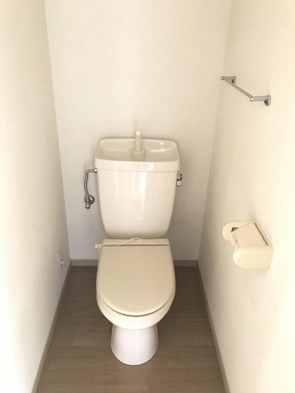 トイレ　温水洗浄便座付き　※写真は同タイプのお部屋