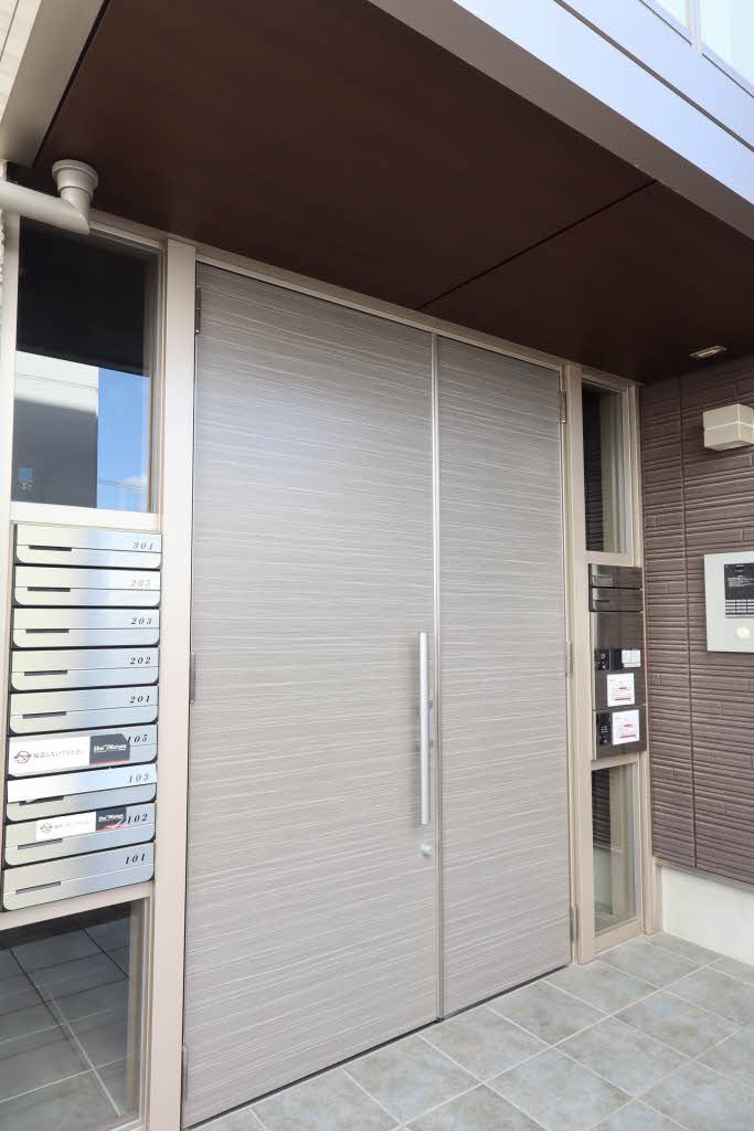 建物外観　不在時にも安心の宅配ボックス付き