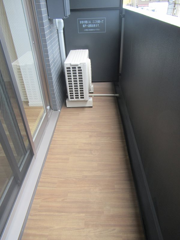 バルコニー　同建物内別のお部屋の参考写真になります。
