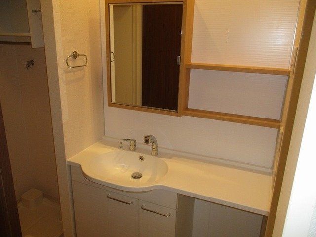 洗面設備　広々とした洗髪洗面化粧台