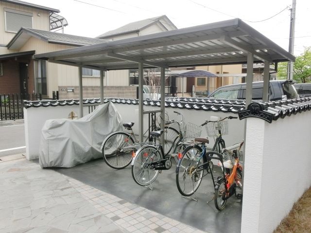 その他共有部分　屋根付きの駐輪場です