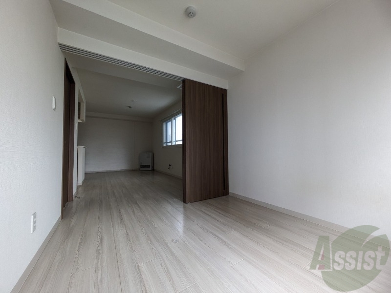 その他部屋・スペース　寝室はこちらです。光が差し込む、温かみのあるお部屋です。