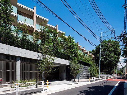 建物外観　鉄筋コンクリート造・総戸数は45戸です。