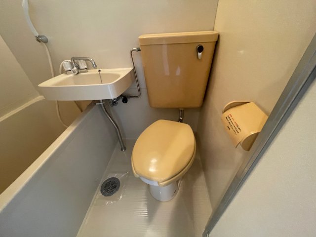 トイレ　写真は、他部屋の反転間取りとなっております。