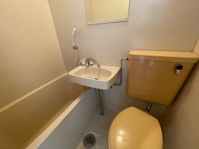 洗面設備　写真は、他部屋の反転間取りとなっております。