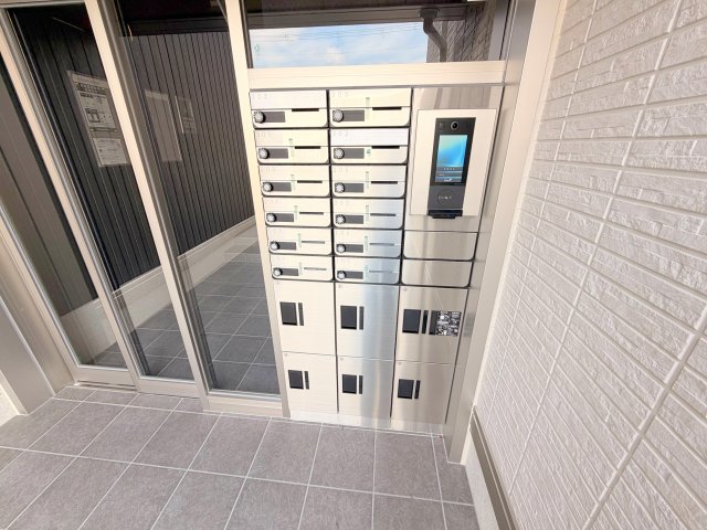 ロビー　ロビーにある各部屋毎のメールボックス。