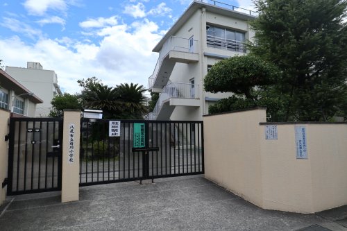 小学校　八尾市立曙川小学校（小学校）まで818m