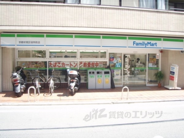 コンビニ　ファミリーマート伏見区役所前店（コンビニ）まで100m