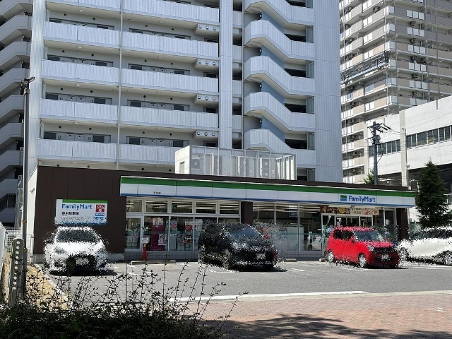 コンビニ　ファミリーマート千早店（コンビニ）まで48m
