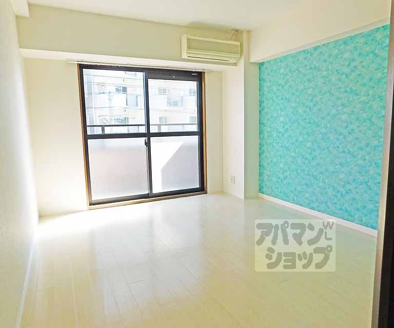 居室・リビング　アクセントクロスがお洒落なお部屋です。