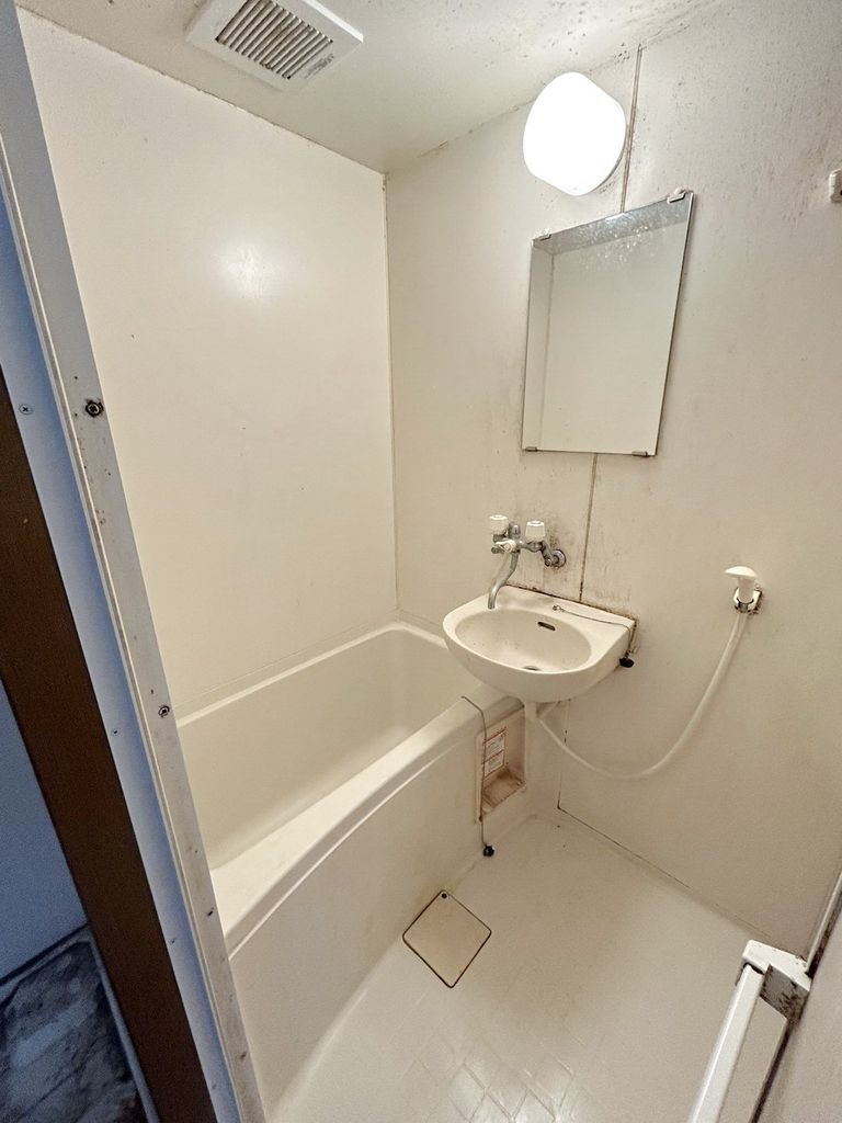 バス・シャワールーム　※同お建物の同フロア同間取りの反転部屋です。イメージです。