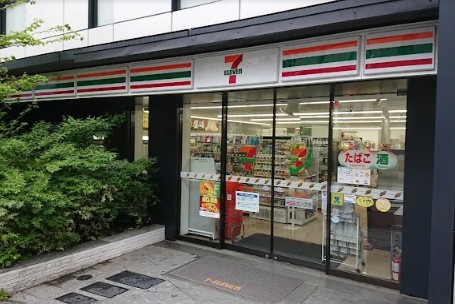 コンビニ　セブンイレブン港区赤坂駅南店（コンビニ）まで140m