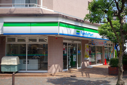 コンビニ　ファミリーマート 大森北店（コンビニ）まで215m