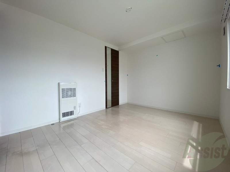 その他部屋・スペース　寝室はこちらです。光が差し込む、温かみのあるお部屋です。