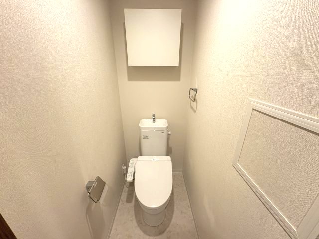 トイレ　落ち着いた色調のトイレです