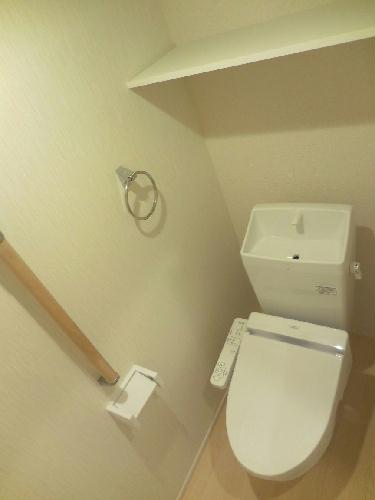 トイレ　温水便座付きでいつでも暖かいです。