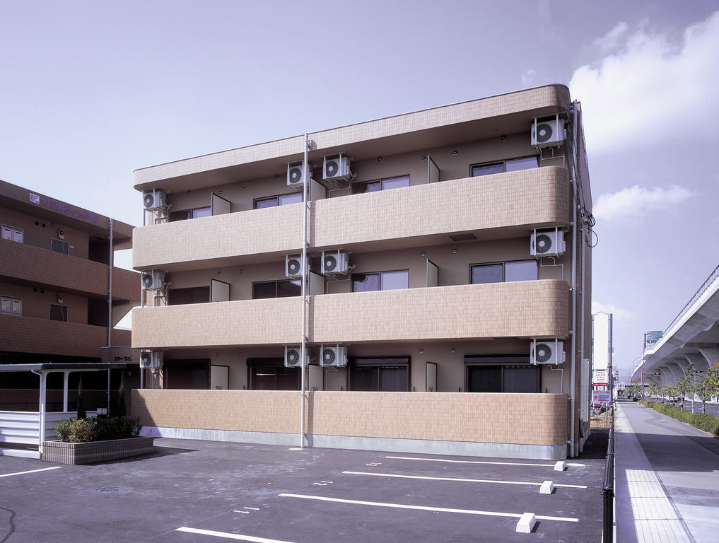 建物外観　鉄筋コンクリート造り、2階東ベランダになります。