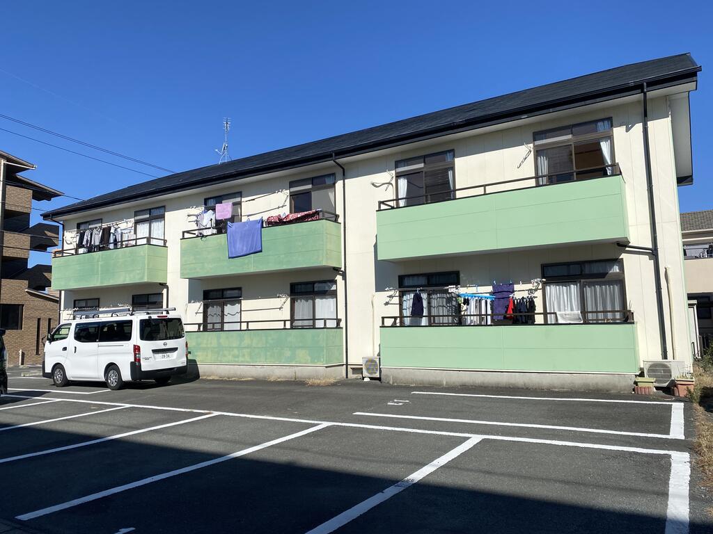 建物外観　南西側外観と駐車場