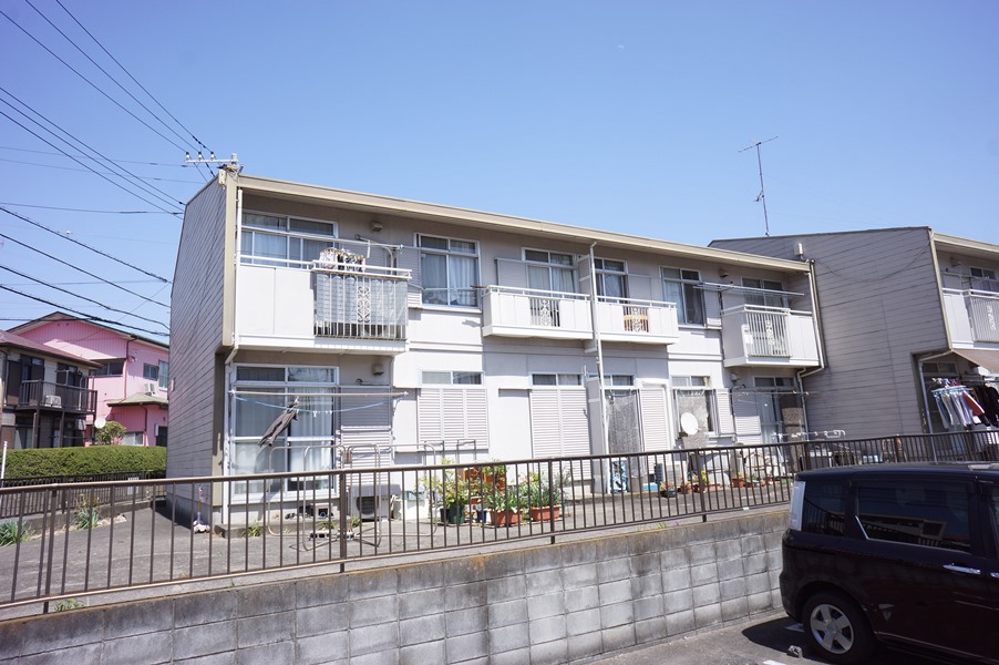 建物外観　南向き南側道路・駐車場の為日当り良好！