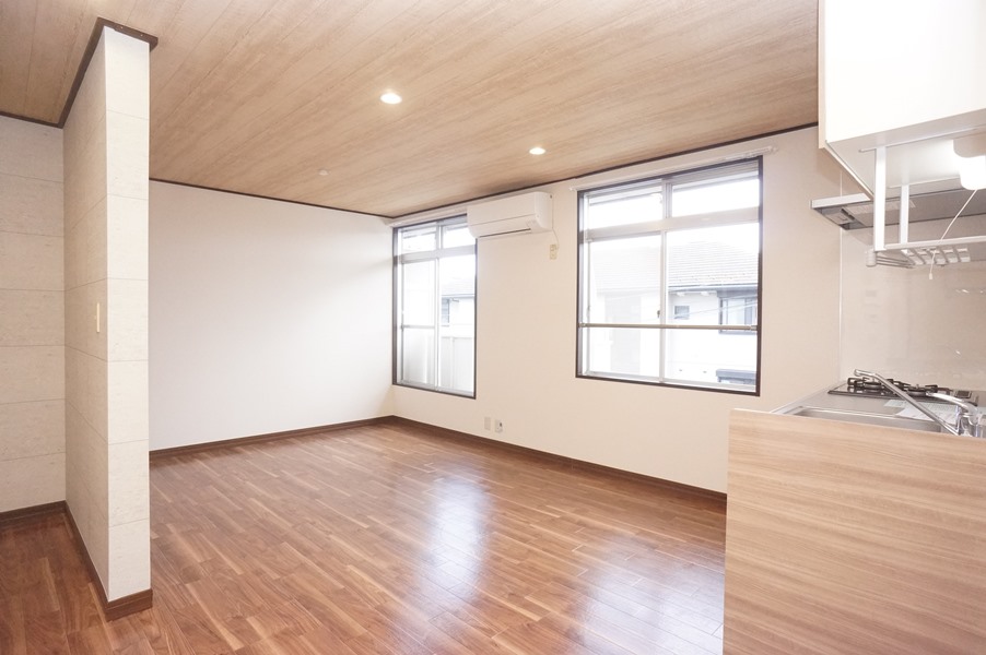 居室・リビング　アクセントクロス多用したお部屋です！エアコン１基付！