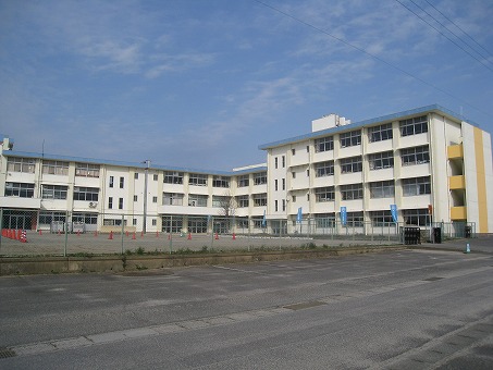小学校　鈴鹿市立稲生小学校（小学校）まで490m