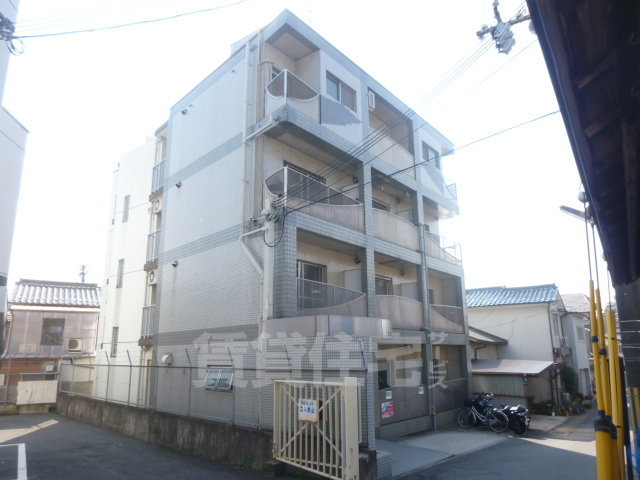 京都市山科区竹鼻西ノ口町のマンションの建物外観