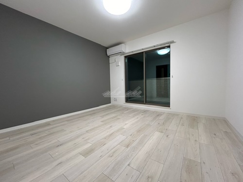 居室・リビング　ベッド、机椅子、テレビ、掃除など家具家電を賃料内で設置