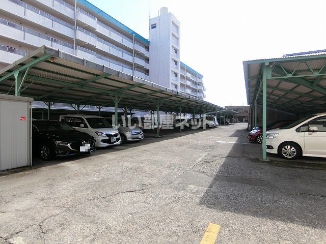 【津市本町のマンションの駐車場】