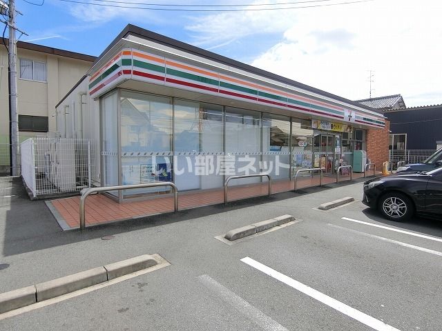 【津市本町のマンションのコンビニ】