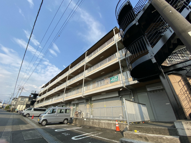 富士市伝法のマンションの建物外観