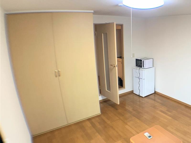 収納　居間に大きなクローゼットがあります。