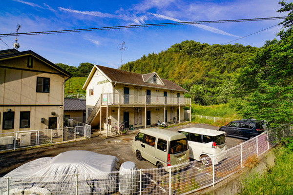 【岡山市東区藤井のアパートの建物外観】