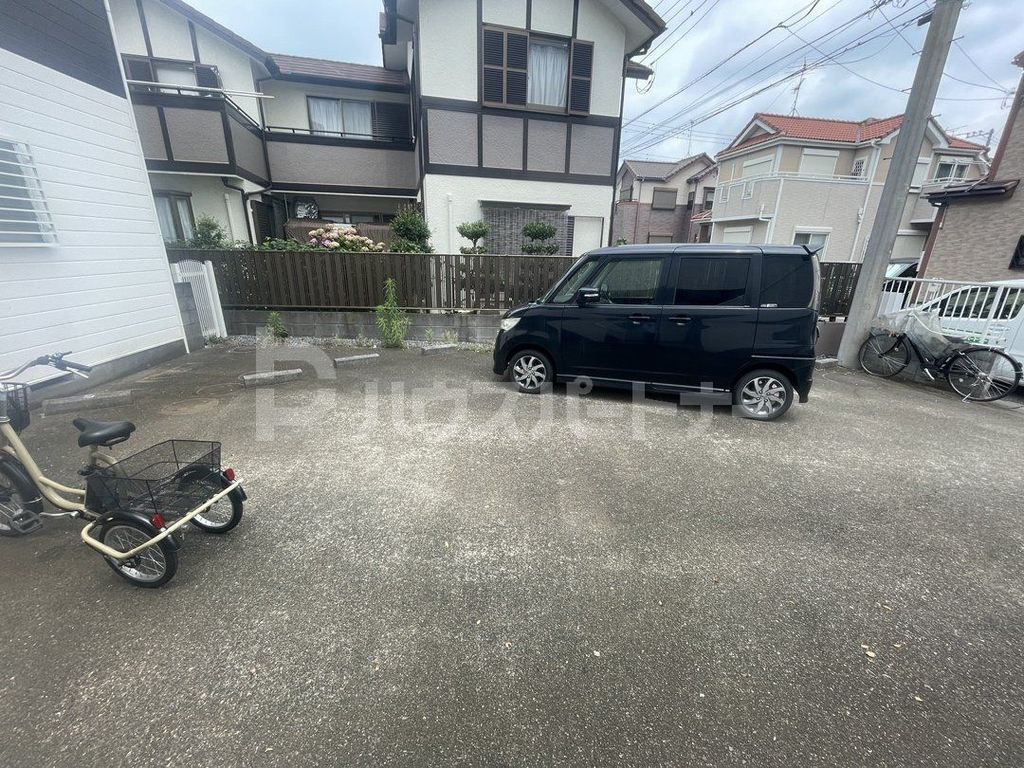 【メイプル川間の駐車場】