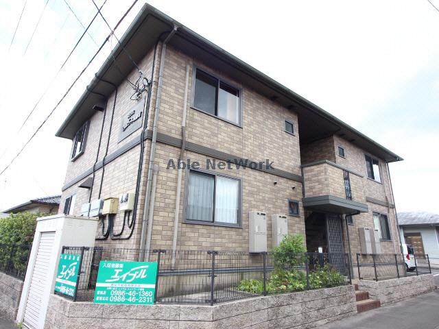 都城市南鷹尾町のアパートの建物外観