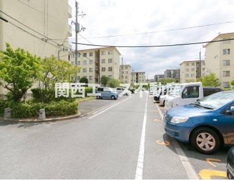 【枚方市牧野北町のマンションの駐車場】