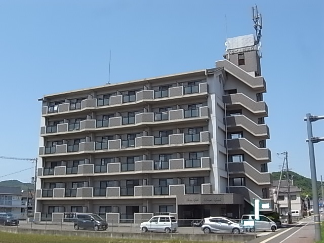 【姫路市飾磨区英賀保駅前町のマンションの建物外観】