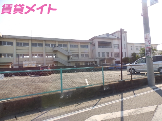 【津市久居持川町のアパートの小学校】