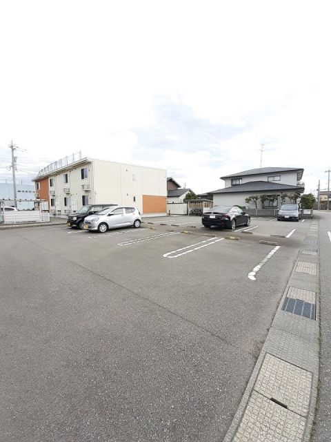 【小松市大領町のアパートの駐車場】