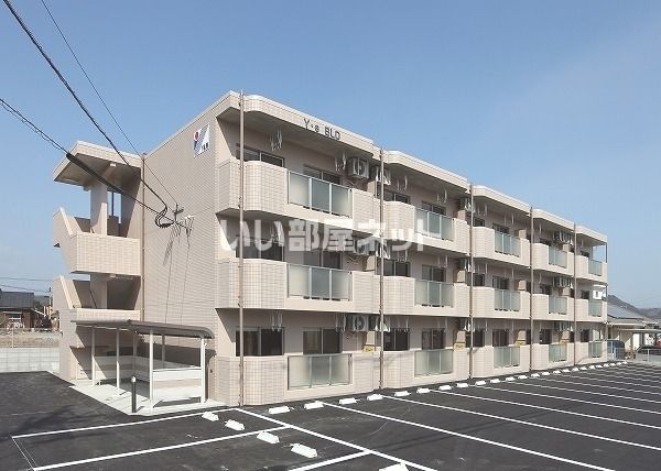 姶良市西餅田のマンションの建物外観