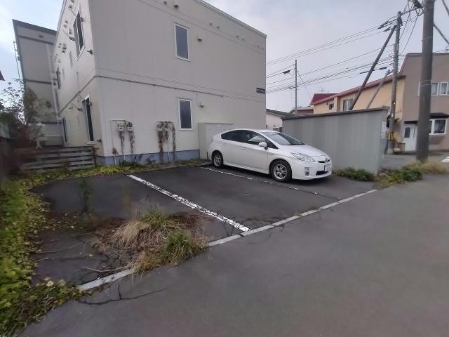 【函館市富岡町のアパートの駐車場】