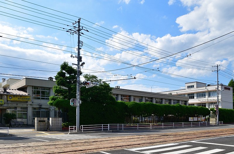 【広島市中区江波二本松のマンションの中学校】